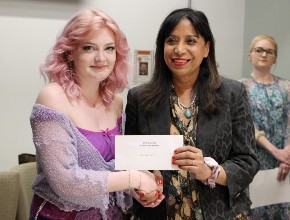 Zari Gallery Georgina Dhilon presents award at 2022 Graduate Art Show.